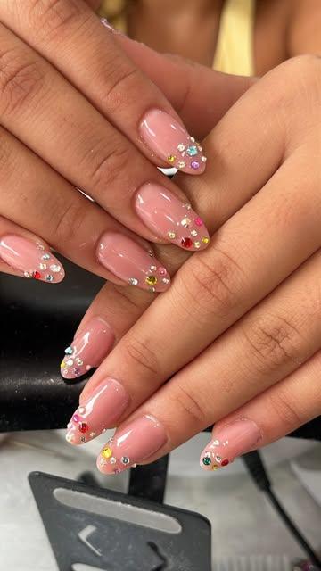 Uñas con brillos y cristales de colores