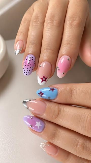 Uñas con estrellas, puntos y colores pastel