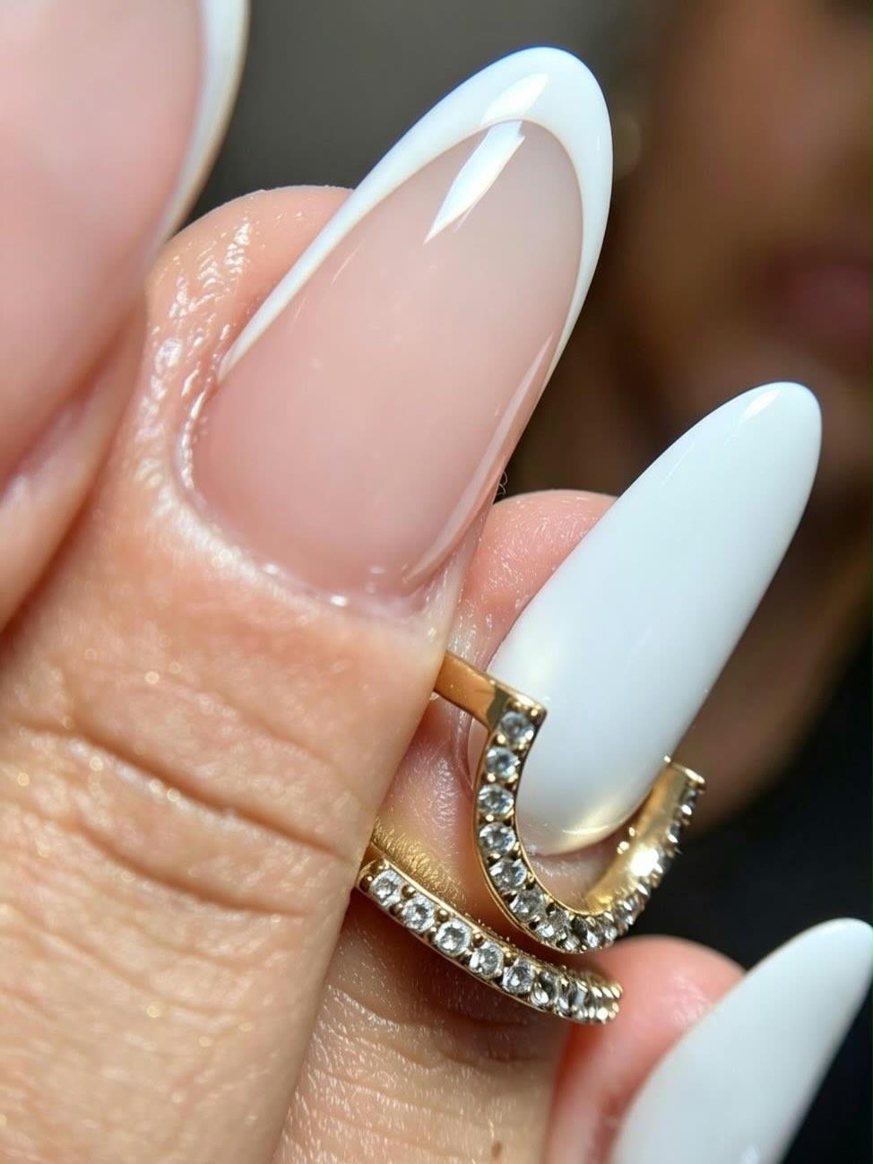 Uña almendra con francesa blanca y anillo dorado con brillantes