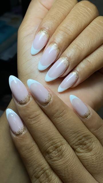 Uñas almendra con francesa blanca y línea dorada