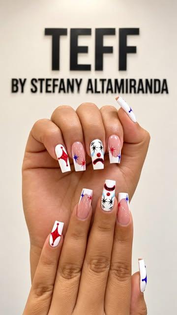 Mano con uñas de Halloween frente al letrero TEFF by Stefany Altamiranda