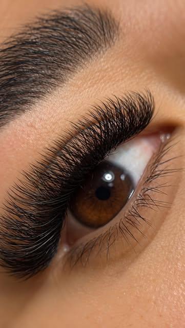 Primer plano de un ojo con extensiones de pestañas en volumen